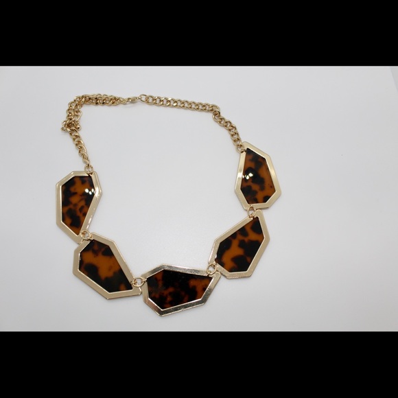Gold chained tortoise formal necklace - Picture 4 of 4
